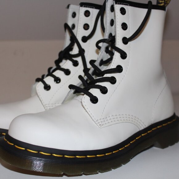 Unisex Doc Martens 1460 Lifestyle Boots White Air Wair AW004 Women's Size 7 6M - Picture 1 of 7